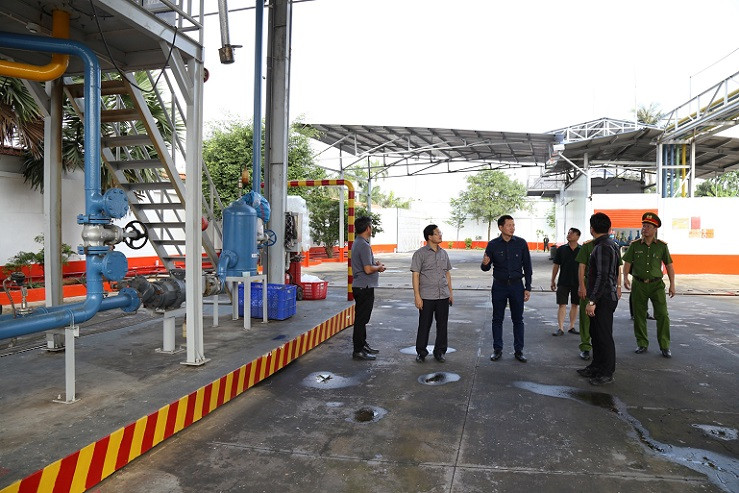 400 cảnh sát đồng loạt khám xét 10 cây xăng, bắt khẩn cấp giám đốc hệ thống xăng Vân Trúc ảnh 2