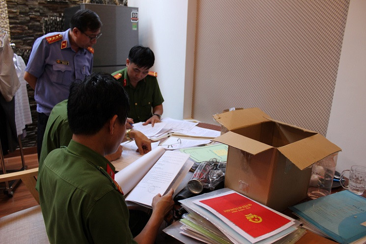 400 cảnh sát đồng loạt khám xét 10 cây xăng, bắt khẩn cấp giám đốc hệ thống xăng Vân Trúc ảnh 4