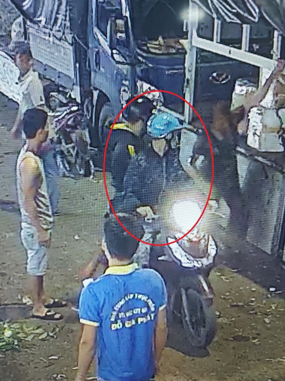 Côn đồ tạt mắm tôm, đâm người giữa chợ ảnh 1