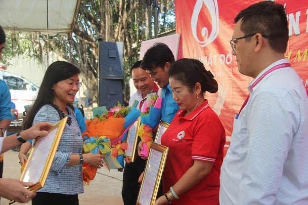 Người đẹp Nhân ái Huỳnh Nguyễn Mai Phương tham gia Chủ nhật Đỏ tại Đồng Nai ảnh 1