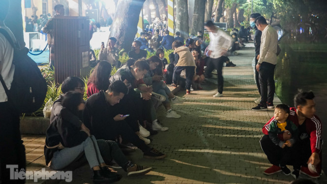 Người dân Hà Nội đổ lên phố đi bộ hưởng se lạnh cuối thu ảnh 14