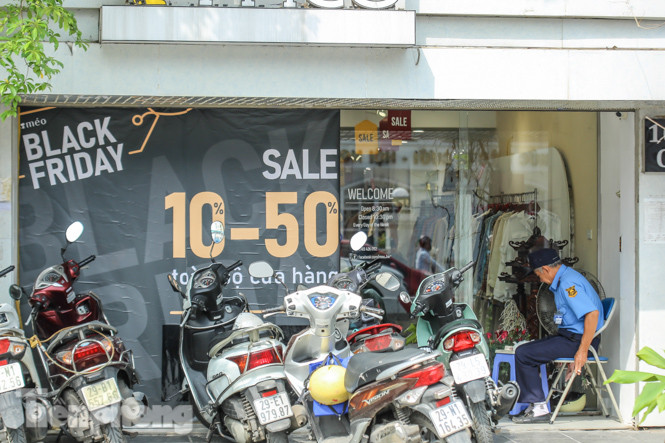 Nơi chen nhau, nơi lác đác vài khách trong ngày Black Friday ảnh 7