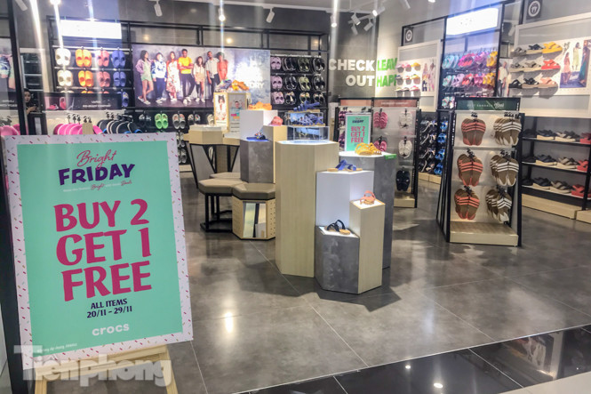 Nơi chen nhau, nơi lác đác vài khách trong ngày Black Friday ảnh 12