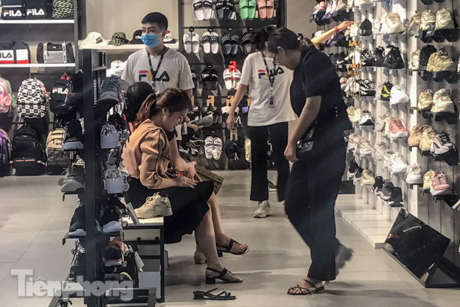 Nơi chen nhau, nơi lác đác vài khách trong ngày Black Friday ảnh 10