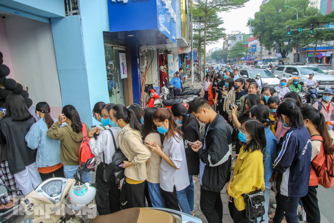Nơi chen nhau, nơi lác đác vài khách trong ngày Black Friday ảnh 1