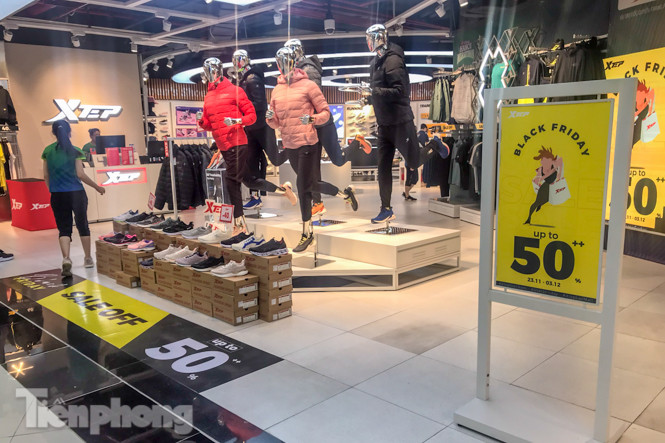 Nơi chen nhau, nơi lác đác vài khách trong ngày Black Friday ảnh 11