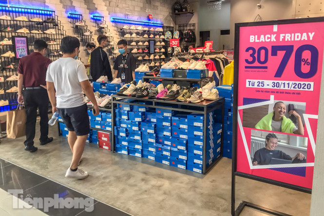 Nơi chen nhau, nơi lác đác vài khách trong ngày Black Friday ảnh 13