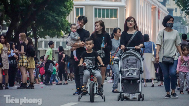 Người dân Hà Nội đổ lên phố đi bộ hưởng se lạnh cuối thu ảnh 1