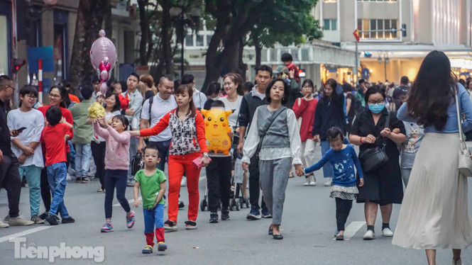 Người dân Hà Nội đổ lên phố đi bộ hưởng se lạnh cuối thu ảnh 2