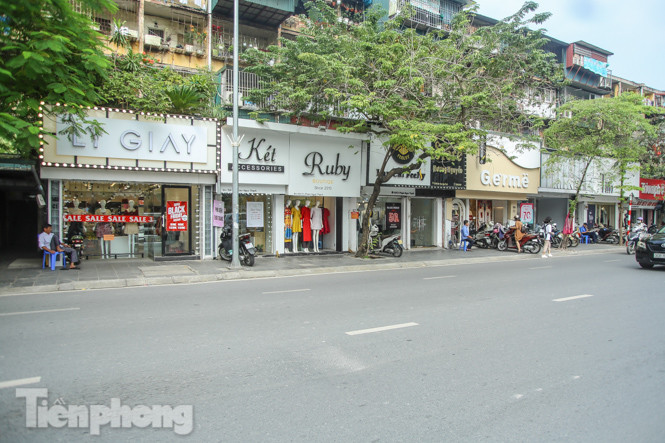 Nơi chen nhau, nơi lác đác vài khách trong ngày Black Friday ảnh 6