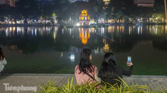 Người dân Hà Nội đổ lên phố đi bộ hưởng se lạnh cuối thu ảnh 13