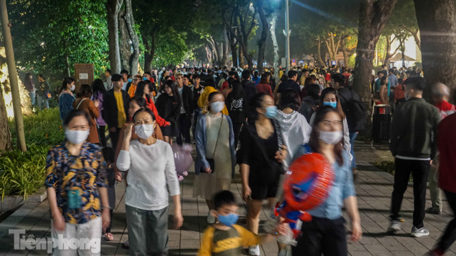 Người dân Hà Nội đổ lên phố đi bộ hưởng se lạnh cuối thu ảnh 11