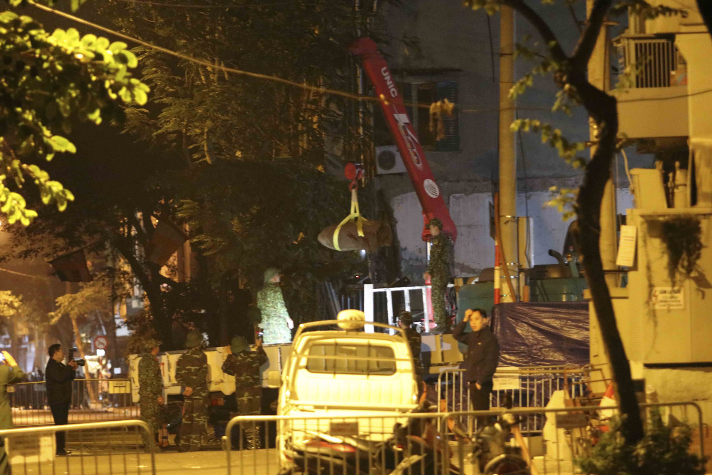 Hình ảnh quả bom 340 kg được di dời ra khỏi phố Cửa Bắc trong đêm ảnh 3