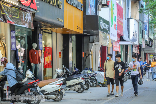 Nơi chen nhau, nơi lác đác vài khách trong ngày Black Friday ảnh 5