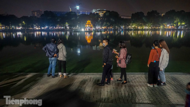 Người dân Hà Nội đổ lên phố đi bộ hưởng se lạnh cuối thu ảnh 12