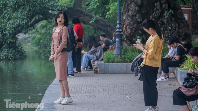 Người dân Hà Nội đổ lên phố đi bộ hưởng se lạnh cuối thu ảnh 4