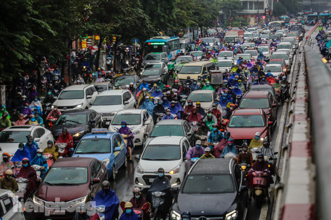 Mưa triền miên, phố phường Hà Nội tắc tứ bề ngày đầu tuần ảnh 10