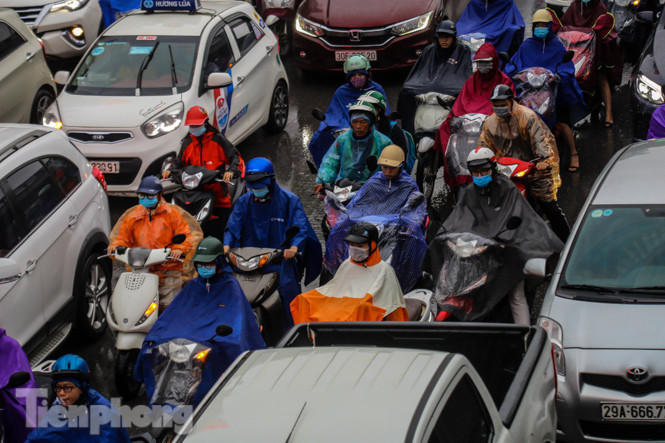 Mưa triền miên, phố phường Hà Nội tắc tứ bề ngày đầu tuần ảnh 9