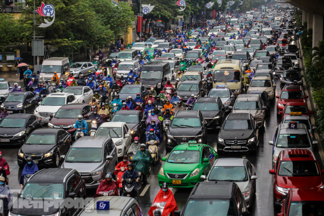 Mưa triền miên, phố phường Hà Nội tắc tứ bề ngày đầu tuần ảnh 3