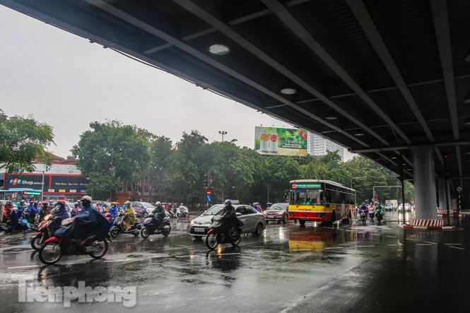 Mưa triền miên, phố phường Hà Nội tắc tứ bề ngày đầu tuần ảnh 19