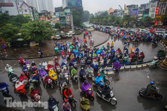 Mưa triền miên, phố phường Hà Nội tắc tứ bề ngày đầu tuần ảnh 13