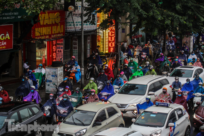 Mưa triền miên, phố phường Hà Nội tắc tứ bề ngày đầu tuần ảnh 11