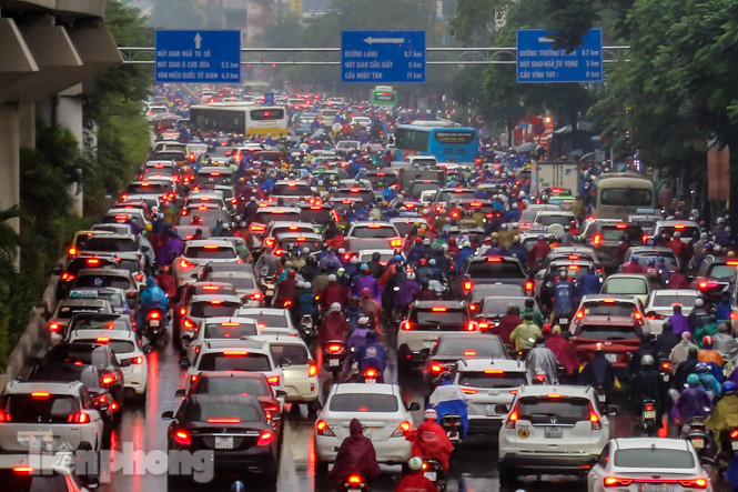 Mưa triền miên, phố phường Hà Nội tắc tứ bề ngày đầu tuần ảnh 1