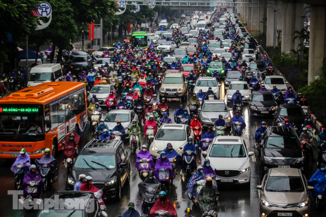 Mưa triền miên, phố phường Hà Nội tắc tứ bề ngày đầu tuần ảnh 2