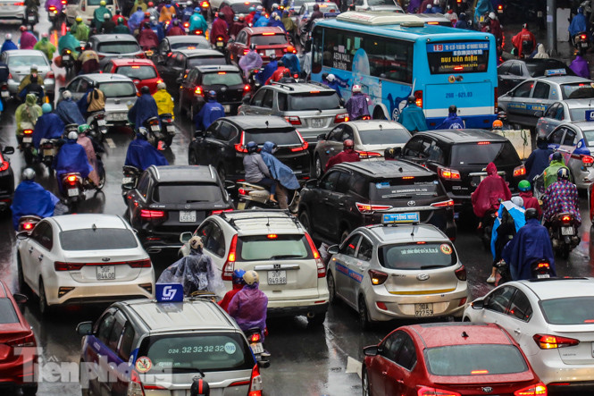 Mưa triền miên, phố phường Hà Nội tắc tứ bề ngày đầu tuần ảnh 4