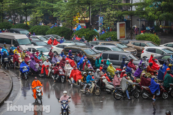 Mưa triền miên, phố phường Hà Nội tắc tứ bề ngày đầu tuần ảnh 15