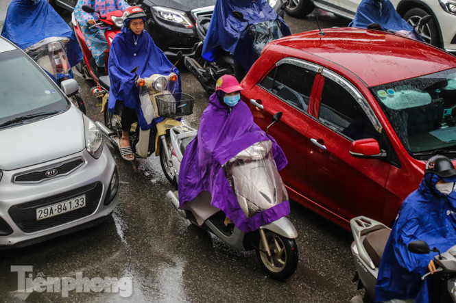 Mưa triền miên, phố phường Hà Nội tắc tứ bề ngày đầu tuần ảnh 5
