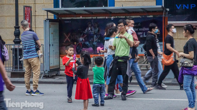 Người dân Hà Nội đổ lên phố đi bộ hưởng se lạnh cuối thu ảnh 7