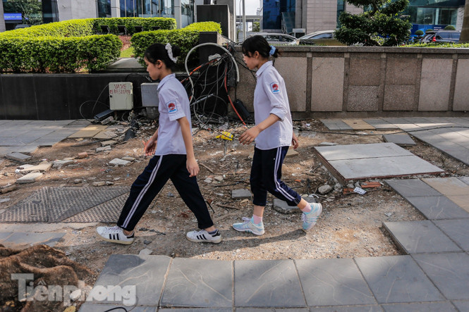 Sau ba năm lát, đá 'độ bền 70 năm' và gạch vỉa hè nhiều nơi vỡ nát ảnh 7