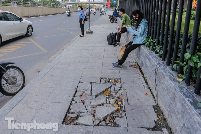 Sau ba năm lát, đá 'độ bền 70 năm' và gạch vỉa hè nhiều nơi vỡ nát ảnh 1