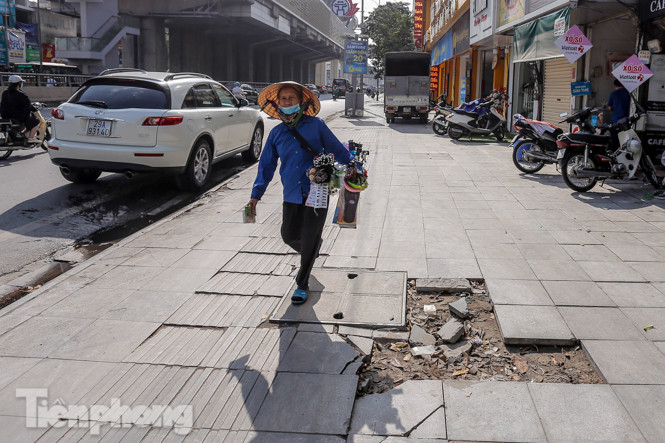 Sau ba năm lát, đá 'độ bền 70 năm' và gạch vỉa hè nhiều nơi vỡ nát ảnh 12