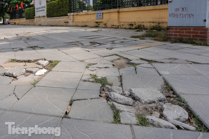 Sau ba năm lát, đá 'độ bền 70 năm' và gạch vỉa hè nhiều nơi vỡ nát ảnh 10
