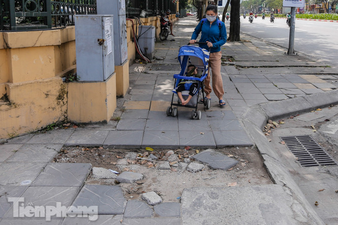 Sau ba năm lát, đá 'độ bền 70 năm' và gạch vỉa hè nhiều nơi vỡ nát ảnh 11