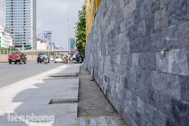 Sau ba năm lát, đá 'độ bền 70 năm' và gạch vỉa hè nhiều nơi vỡ nát ảnh 17