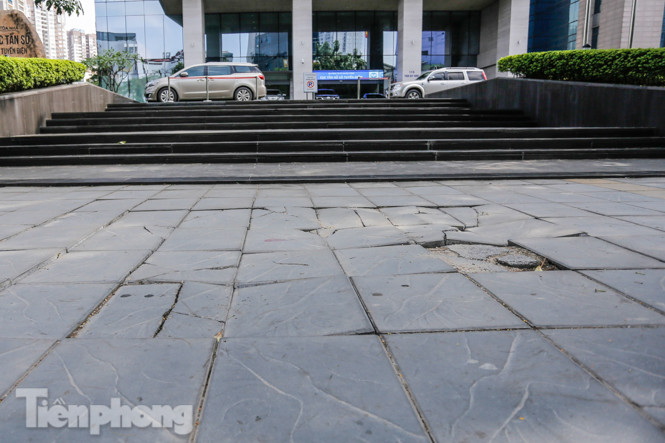 Sau ba năm lát, đá 'độ bền 70 năm' và gạch vỉa hè nhiều nơi vỡ nát ảnh 9