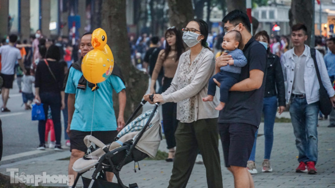 Người dân Hà Nội đổ lên phố đi bộ hưởng se lạnh cuối thu ảnh 5