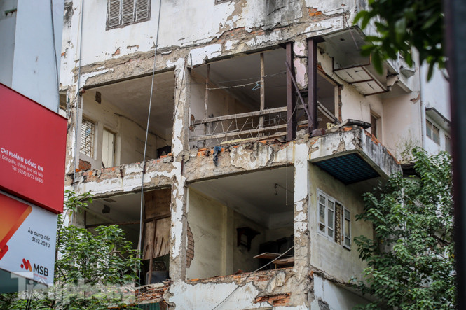 Cận cảnh các chung cư trước nguy cơ đổ sập bất cứ lúc nào ở Hà Nội ảnh 27
