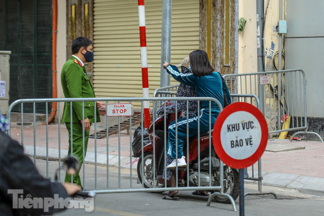 Rào chắn tứ phía cả khu phố Hà Nội vì phát hiện bom chưa nổ ảnh 11