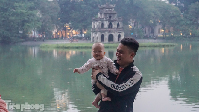 Người dân Hà Nội đổ lên phố đi bộ hưởng se lạnh cuối thu ảnh 6