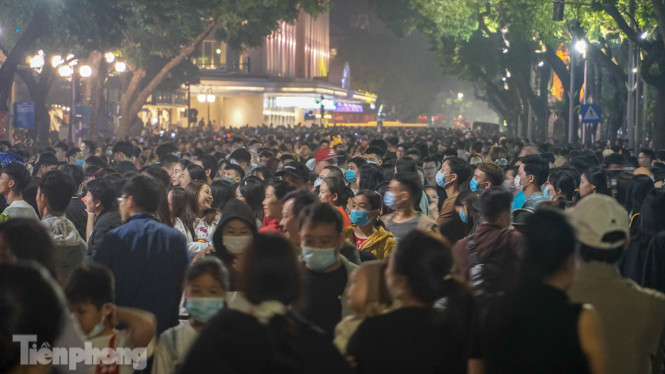 Người dân Hà Nội đổ lên phố đi bộ hưởng se lạnh cuối thu ảnh 10