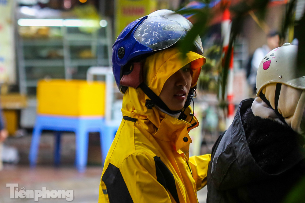 Mức phạt tăng 'tiền triệu', người dân Thủ đô vẫn thờ ơ với khẩu trang khi ra đường ảnh 1