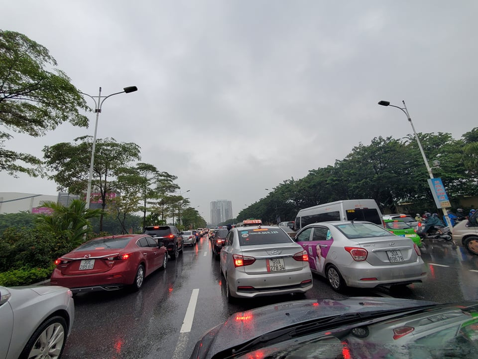 Mưa triền miên, phố phường Hà Nội tắc tứ bề ngày đầu tuần ảnh 20