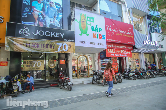 Nơi chen nhau, nơi lác đác vài khách trong ngày Black Friday ảnh 4