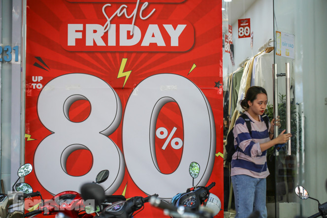 Nơi chen nhau, nơi lác đác vài khách trong ngày Black Friday ảnh 3