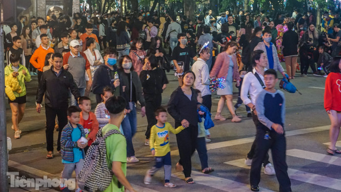Người dân Hà Nội đổ lên phố đi bộ hưởng se lạnh cuối thu ảnh 15