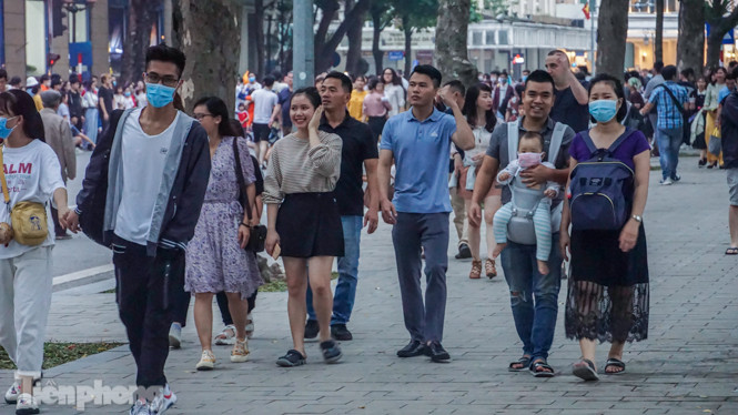 Người dân Hà Nội đổ lên phố đi bộ hưởng se lạnh cuối thu ảnh 3